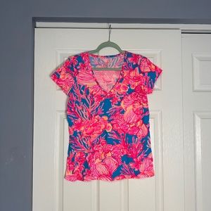 Lilly Pulitzer V-Neck T-Shirt, size Medium Blue Pink Coral